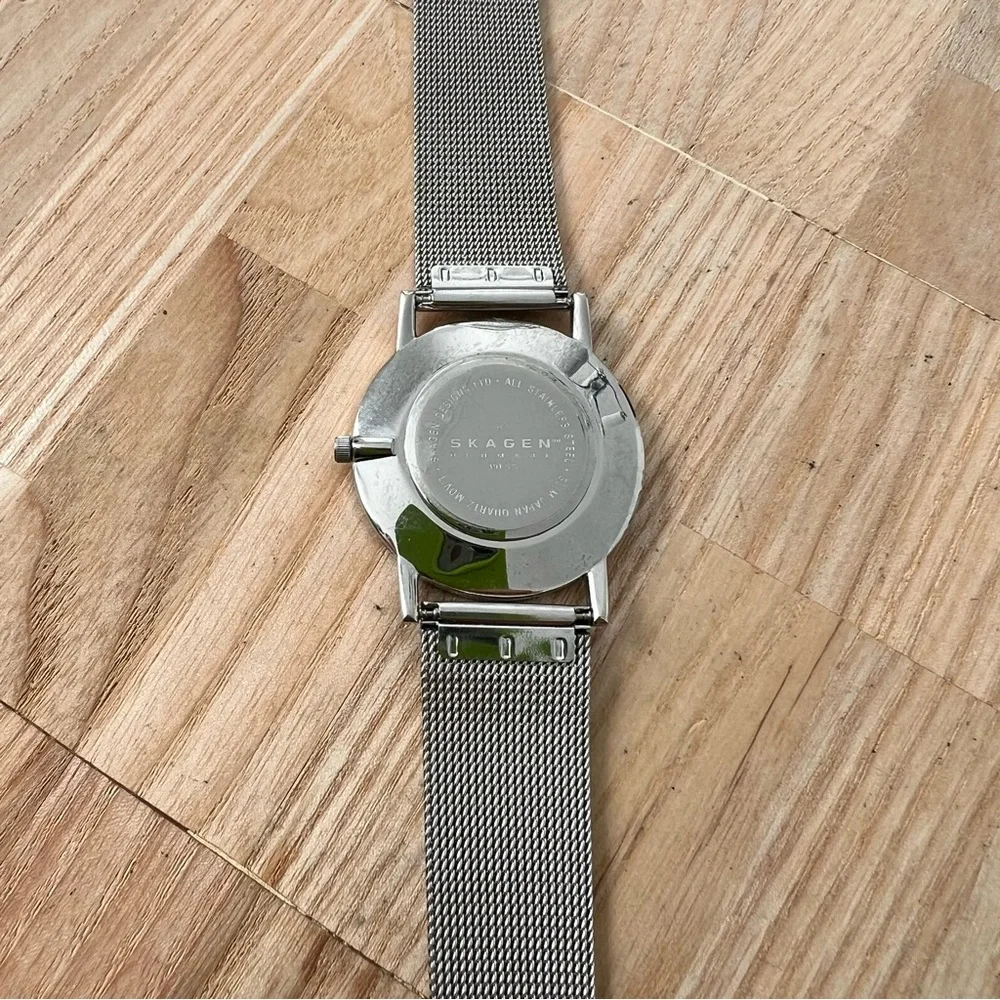 Skagen steel slim silver tone dress watch NEW BATTERY